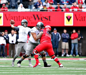 Photo: David Pyles Mariota saw one passing record go by the wayside on Saturday.