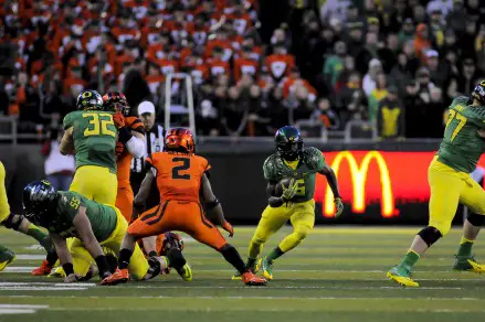 Oregon State's Steven Nelson trying to stop DeAnthony Thomas