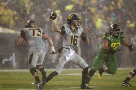 Cal QB Jared Goff trying to throw the ball during the rain storm against Oregon.