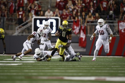Marcus Mariota was surrounded by WSU defenders all night long