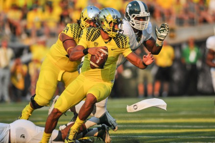 Marcus Mariota showing the Spartans he does not go down easily.