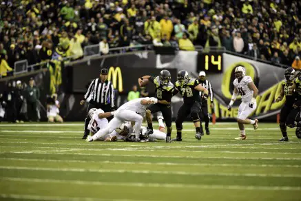 Mariota breaks a tackle against Stanford.