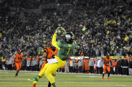 Josh Huff catches a TD pass for Oregon in the 2013 Civil War. 