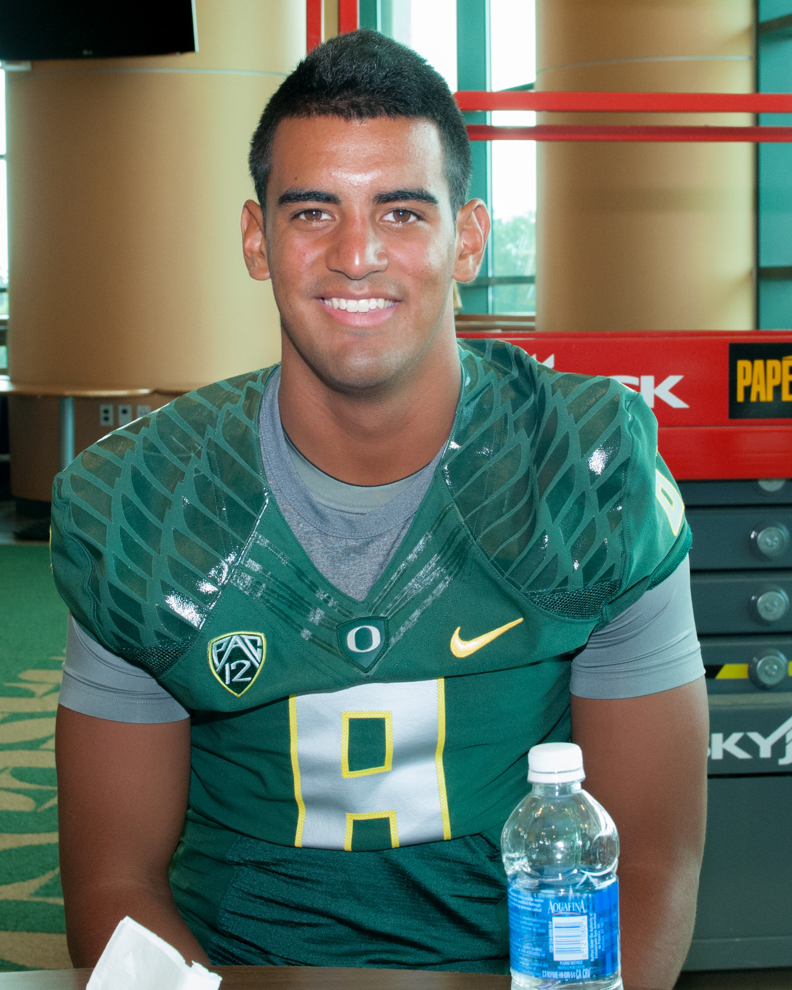 Marcus Mariota flashes another Heisman pose