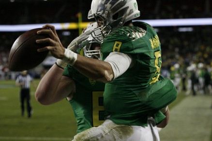 Mariota celebrates after a touchdown with team in the Pac-12 Championship. 