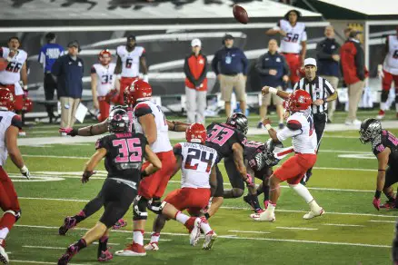 Oregons defense swarms Wildcat quarterback Anu Solomon