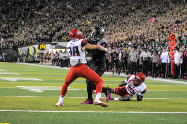 Oregon QB Marcus Mariota fights to the end zone on his lone touchdown reception this season.