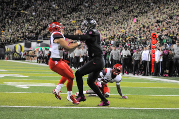 Mariota battles to the goal line in his lone touchdown reception this last season.