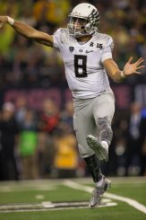Mariota throws a pass in the National Championship Game.