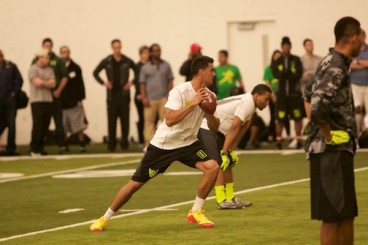 Mariota showed his ability to take snaps from under center at the Oregon pro day. 
