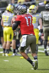 Jeff Lockie takes a practice snap during Oregon's Spring Game in 2014.