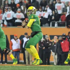 Marcus Mariota drops back for a pass against in state rival Oregon state