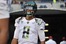Marcus Mariota takes the field as the Ducks face off against Washington State