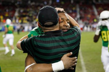 Helfrich embraces senior Erick Dargan after the PAc-12 Championship game last year