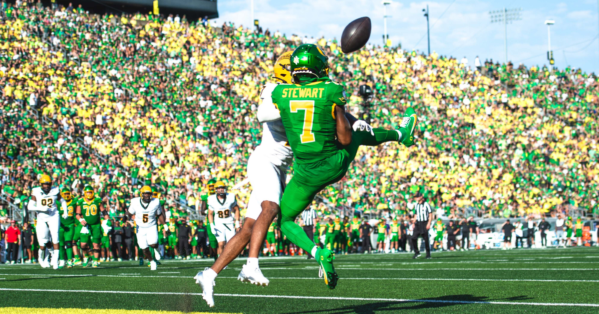 Oregon Ducks Football - FishDuck.com in Eugene, OR - Evan Stewart goes for a pass reception