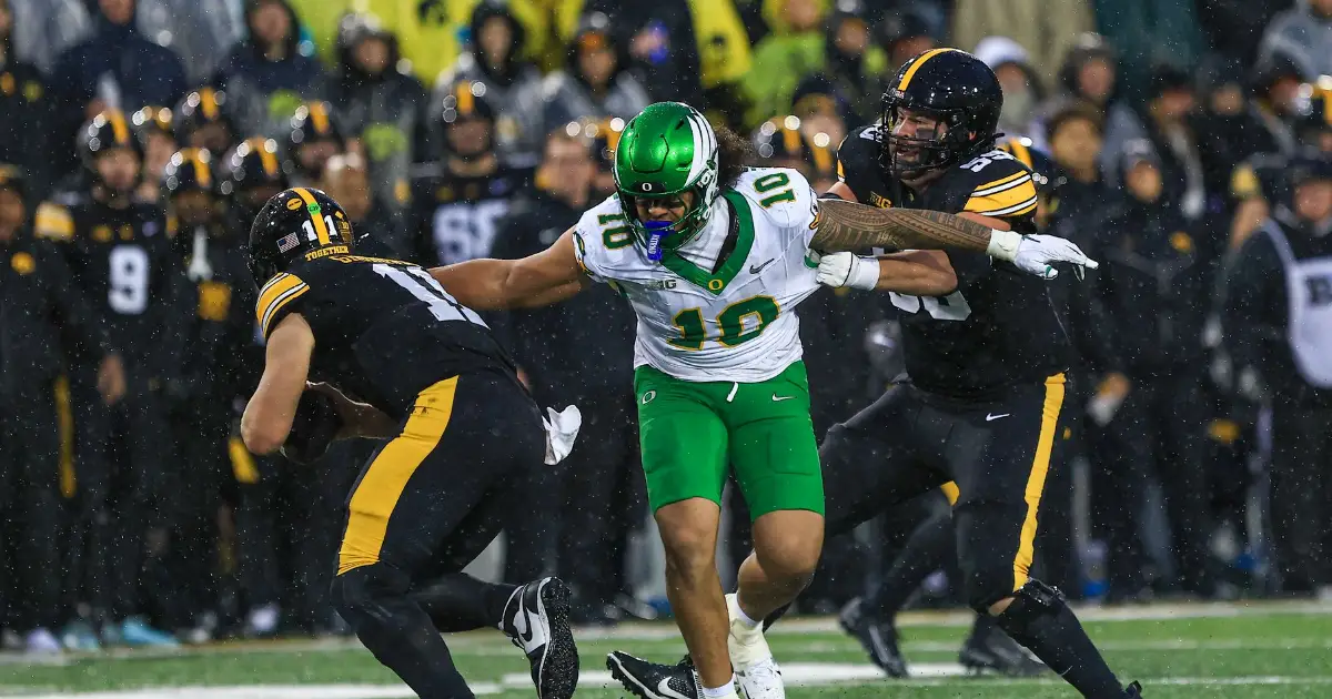 Oregon Football - Matayo Uiagalelei dominates in pass rush vs Iowa - FishDuck.com in Eugene, OR